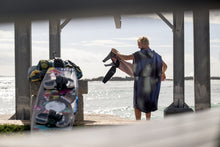 Carica l'immagine nel visualizzatore di Gallery, ION Poncho Select Men 2024