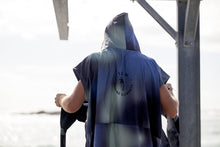 Carica l'immagine nel visualizzatore di Gallery, ION Poncho Select Men 2024