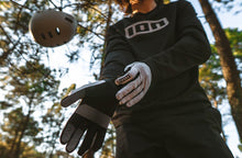 Cargar imagen en el visor de la galería, ION MTB Gloves ION Logo 2024