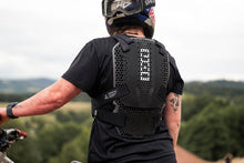 Lade das Bild in den Galerie-Viewer, action_shot