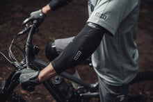 Cargar imagen en el visor de la galería, ION MTB Elbow Pads E-Sleeve Amp 2024