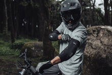 Cargar imagen en el visor de la galería, ION MTB Elbow Pads E-Sleeve Amp 2024