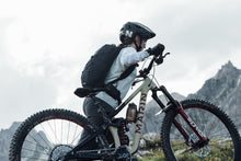 Cargar imagen en el visor de la galería, ION MTB Backpack Villain 8 2024
