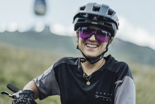 Lade das Bild in den Galerie-Viewer, MTB Jersey Scrub Amp Kurzarm BAT Damen