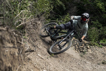Carica l'immagine nel visualizzatore di Gallery, Guanti MTB Scrub Amp